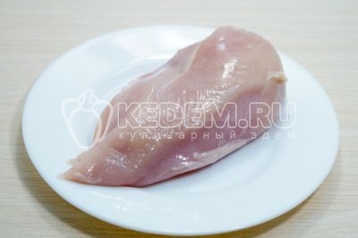 200 г курячого філе промити і обсушити.