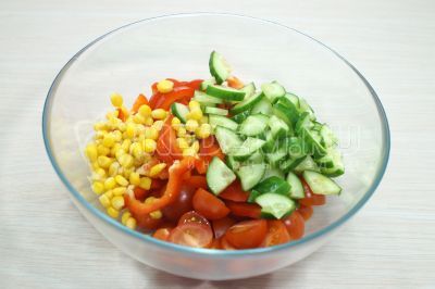 Додати скибочками нарізаний свіжий огірок і 100 г консервованої кукурудзи.