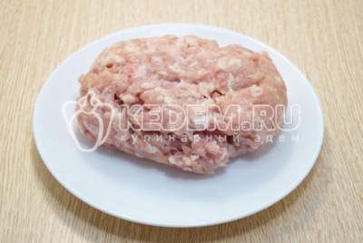 Курячий фарш розморозити за потреби.