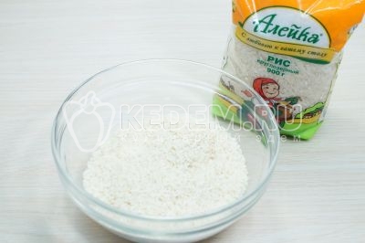 300 г круглозерного рису ТМ «Алейка» відміряти в миску.