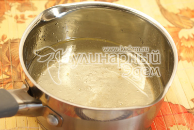 У каструлю налити 1/2 склянки води, додати олію, сіль та цукор.  Довести до кипіння, додати оцет