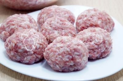Сформувати з фаршу з рисом м'ясні тефтелі.