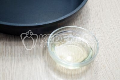 На сковороді розігріти 3-4 ст.  ложки олії.