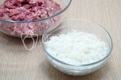 Змішати 500 г м'ясного фаршу з|із| відвареним рисом.
