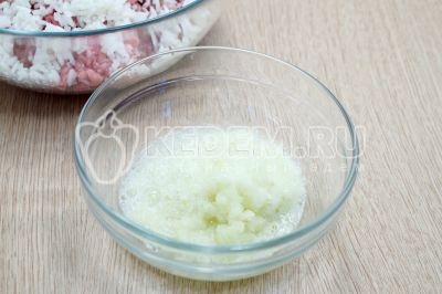 Подрібнити через м'ясорубку чи блендером.