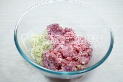 У мисці змішати 400 грам свинячого фаршу та подрібнену цибулину.