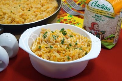 Капуста тушкована з рисом на сковороді готові