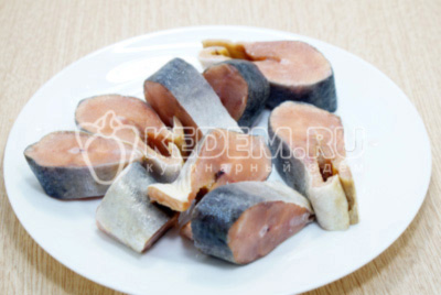 Нарізати порційними шматочками.