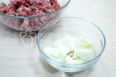 У миску викласти 400 г м'ясного фаршу, другу цибулину не крупно нарізати і перекрутити на м'ясорубці або подрібнити в блендері.