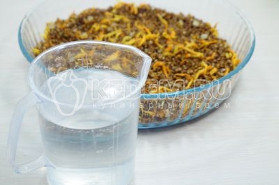 Додати 350-400 мілілітрів води.