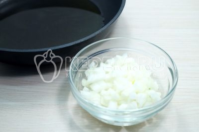 Додати дрібно нашатковану цибулину і обсмажити 1-2 хвилини, помішуючи.