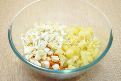 У миску нарізати кубиками моркву, картоплю та яйця.
