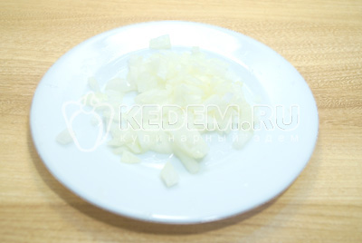 Цибулю очистити і дрібно нашаткувати.