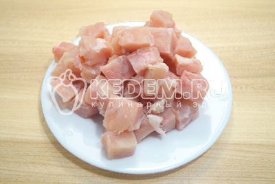 Куряче філе нарізати невеликими шматочками.