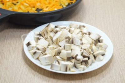 200 г свіжих печериць нарізати кубиками.