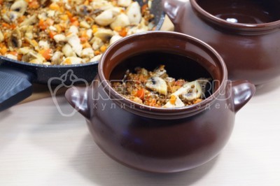 Перекласти гречку з м'ясом, овочами та грибами в глиняні горщики.  Займаючи приблизно 2/3 від обсягу.