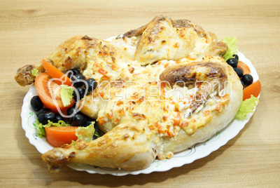 Викласти курку на блюдо з овочами.