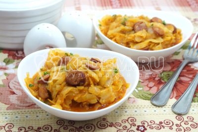 Тушкована капуста з мисливськими ковбасками готова