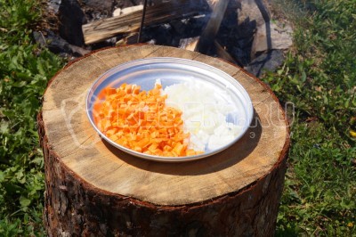 Нарізати овочі дрібними кубиками.