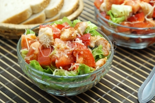 Салат з куркою, помідорами та сиром